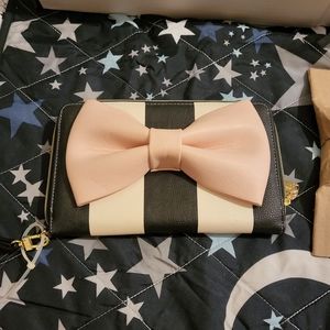 Betsy Johnson wristle travel wallet Pink Bow